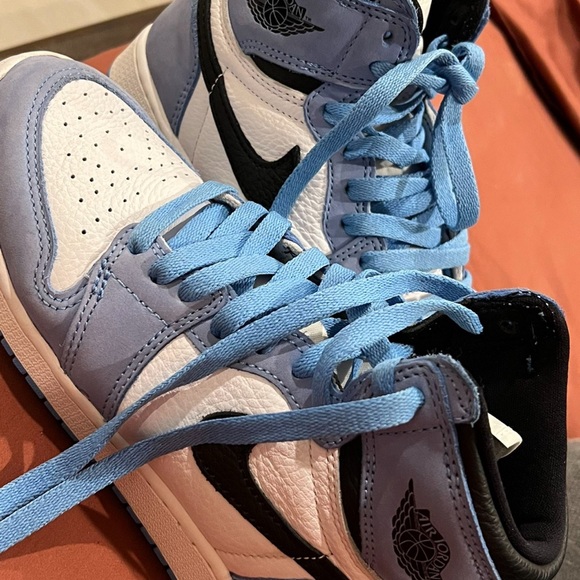 Air Jordan 1UNC Sneakers - Picture 3 of 4